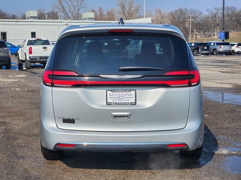 Used 2024 Chrysler Pacifica Touring-L image 6