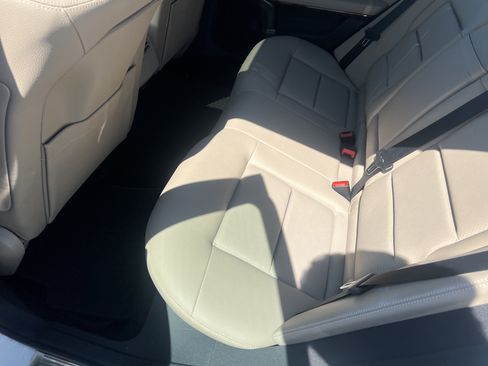 Used 2011 Mercedes-Benz E 350 BlueTEC Sedan image 32