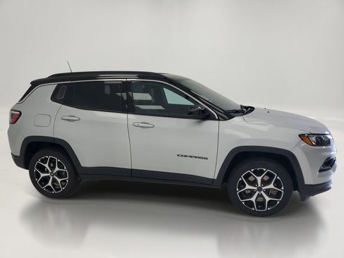 Used 2025 Jeep Compass Limited AWD/4WD image 4