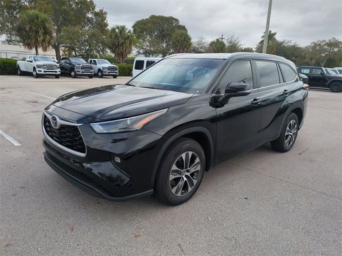 Used 2024 Toyota Highlander LE image 10