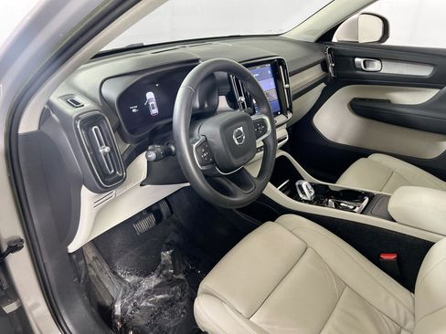 Used 2023 Volvo XC40 B4 Plus w/ Driver Assist Package FWD image 9