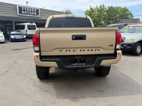 Used 2018 Toyota Tacoma TRD Off-Road w/ Technology Package AWD/4WD image 6