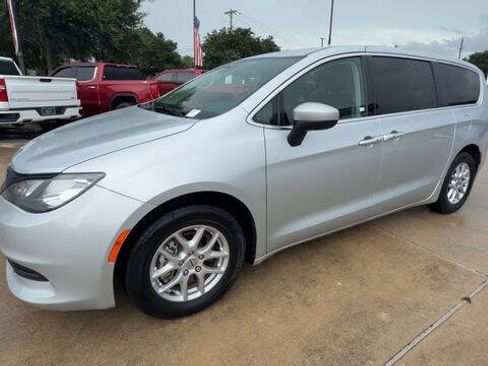 Used 2023 Chrysler Voyager LX FWD image 4