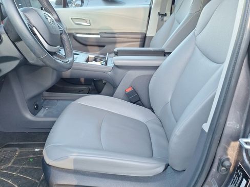 Used 2023 Toyota Sienna XLE image 9