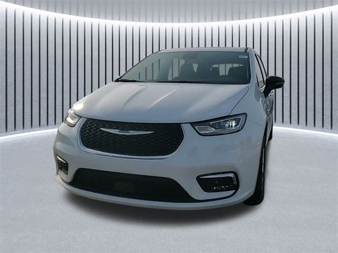 New 2026 Chrysler Pacifica Limited w/ Uconnect Theater Family Group image 17