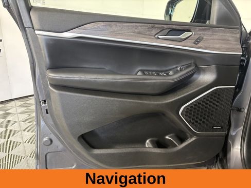 Used 2023 Jeep Grand Cherokee Limited w/ Luxury Tech Group II AWD/4WD image 9