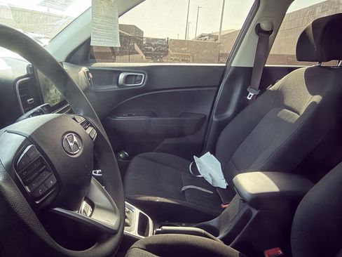 Used 2023 Hyundai Venue SE FWD image 6