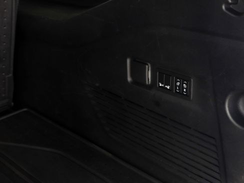 Used 2021 Chevrolet Suburban LT w/ LT Signature Package AWD/4WD image 13