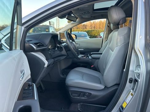 Used 2024 Toyota Sienna XLE image 16