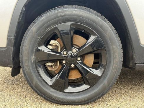 Used 2021 Jeep Cherokee Latitude Plus image 9