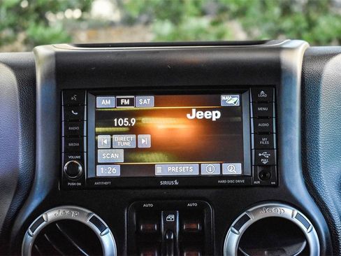 Used 2015 Jeep Wrangler Unlimited Sahara image 14