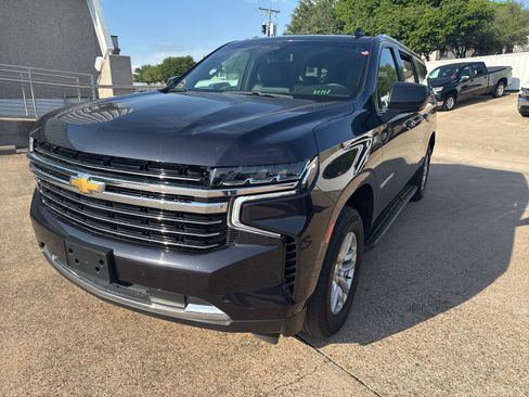 Used 2024 Chevrolet Suburban LT image 1