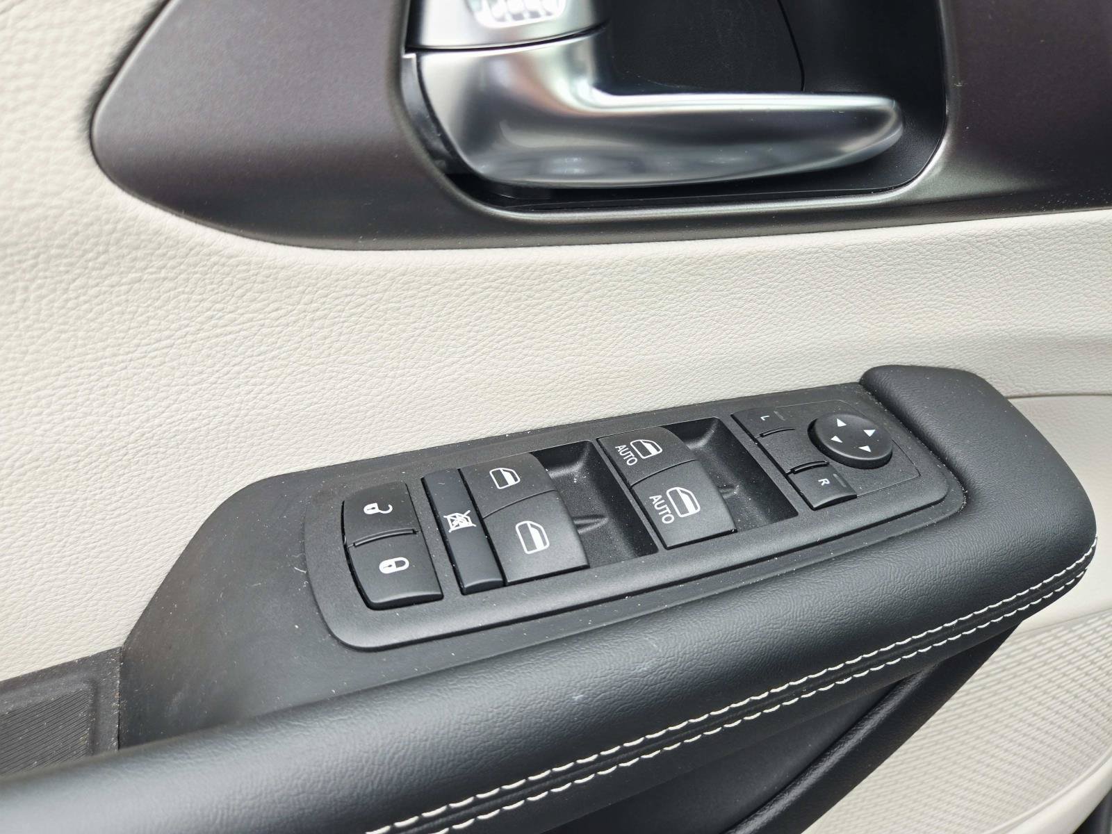 Used 2024 Chrysler Pacifica Touring-L FWD image 42