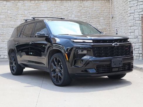 Used 2025 Chevrolet Traverse RS FWD image 2
