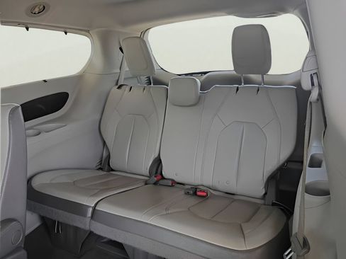 Used 2018 Chrysler Pacifica Touring-L FWD image 10