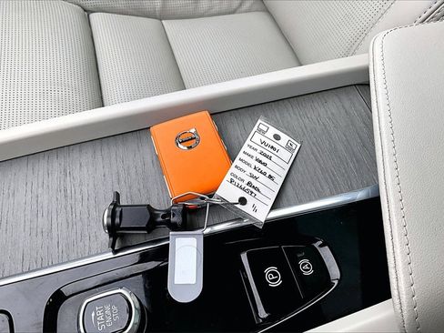 Certified 2023 Volvo XC60 B5 Ultimate w/ Climate Package image 34