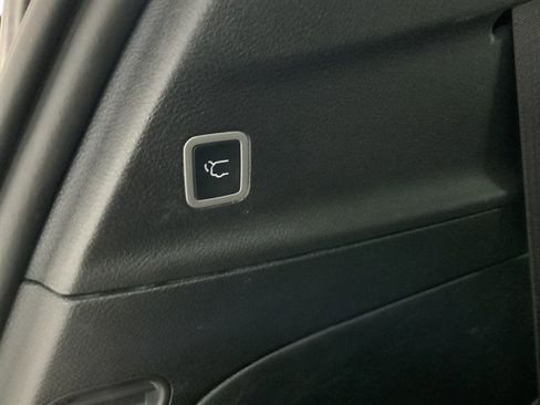 Used 2025 Chrysler Pacifica Select FWD image 9