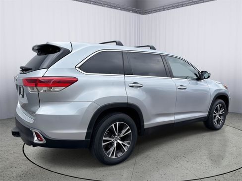 Used 2019 Toyota Highlander Plus w/ Carpet Mat Package (TMS) AWD/4WD image 6