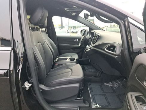 New 2026 Chrysler Pacifica Select FWD image 18