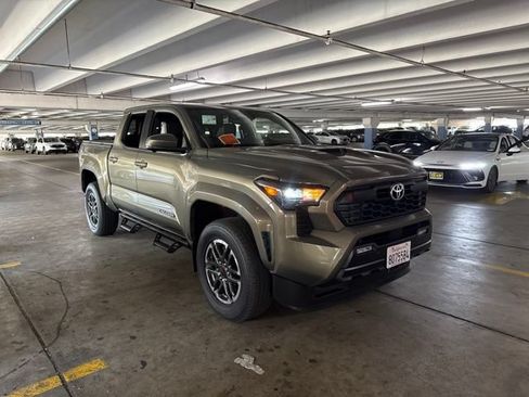 Used 2024 Toyota Tacoma TRD Sport w/ TRD Sport Premium Package AWD/4WD image 6