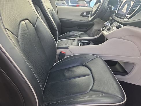 Used 2022 Chrysler Pacifica Limited image 15