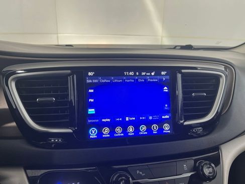 Used 2017 Chrysler Pacifica Touring-L image 64