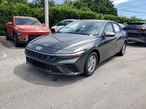 Used 2025 Hyundai Elantra SE FWD image 3