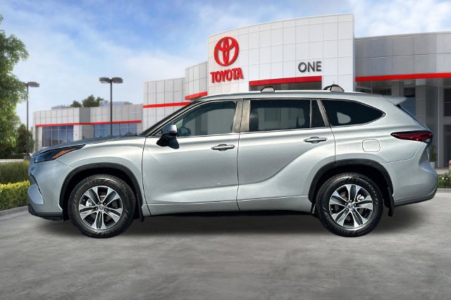 Used 2023 Toyota Highlander XLE AWD/4WD image 8