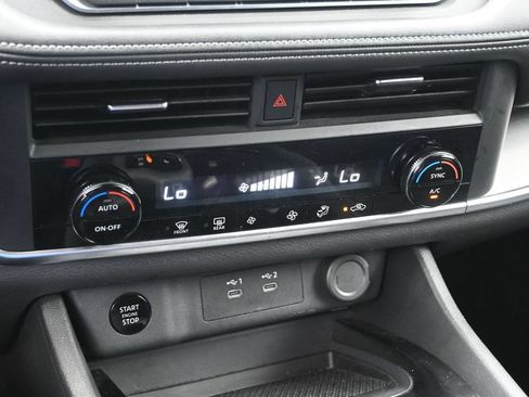 Used 2025 Nissan Rogue SV AWD/4WD image 16