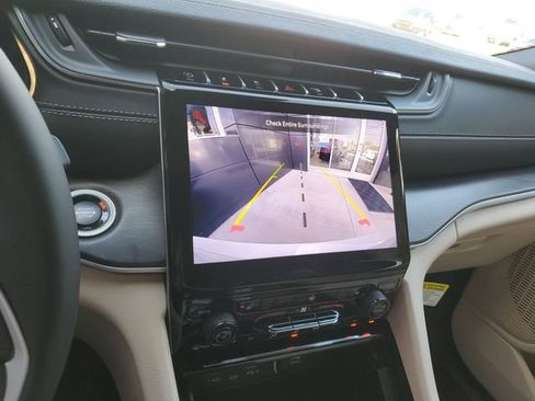 New 2025 Jeep Grand Cherokee Limited image 10