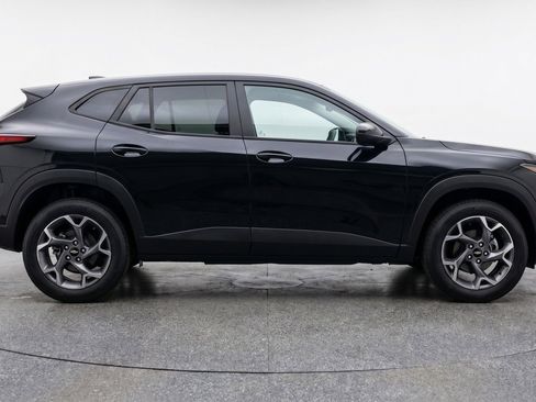 Used 2025 Chevrolet Trax LT w/ LT Convenience Package FWD image 11