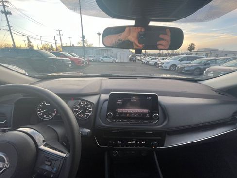 Used 2023 Nissan Rogue SV image 29