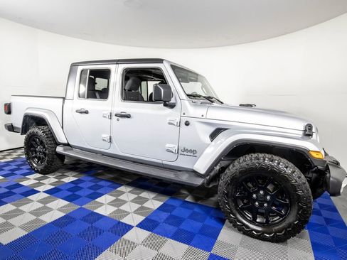 Used 2023 Jeep Gladiator Overland AWD/4WD image 3