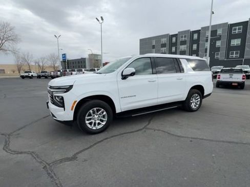 Used 2025 Chevrolet Suburban LT w/ Comfort Package image 4