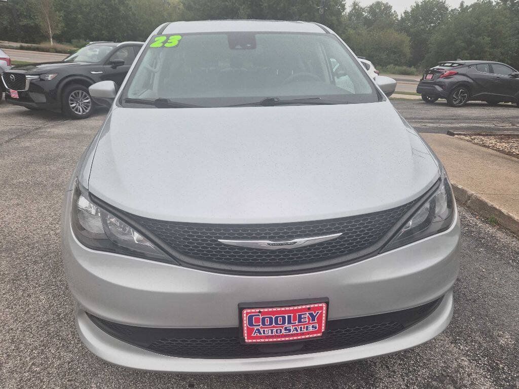 Used 2023 Chrysler Voyager LX FWD image 5