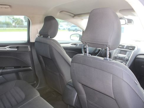 Used 2017 Ford Fusion SE FWD image 31