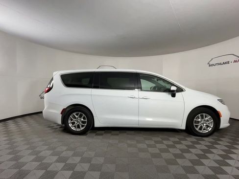 Used 2023 Chrysler Pacifica Touring-L image 9