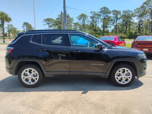 Used 2024 Jeep Compass Latitude AWD/4WD image 4
