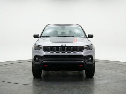 Used 2025 Jeep Compass Trailhawk AWD/4WD image 2