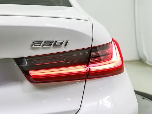 Used 2023 BMW 330i Sedan w/ M Sport Package RWD image 11