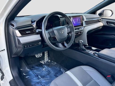 Used 2025 Toyota Camry SE w/ Convenience Package image 9