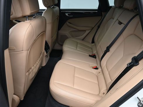 Certified 2023 Porsche Macan image 7