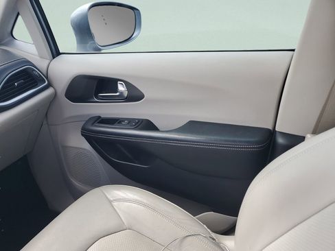 Used 2021 Chrysler Pacifica Touring-L FWD image 14