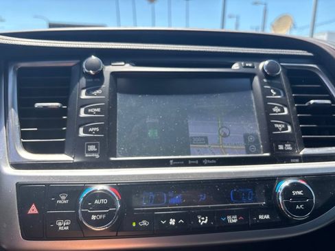 Used 2018 Toyota Highlander Limited Platinum w/ Carpet Mat Package (TMS) AWD/4WD image 27