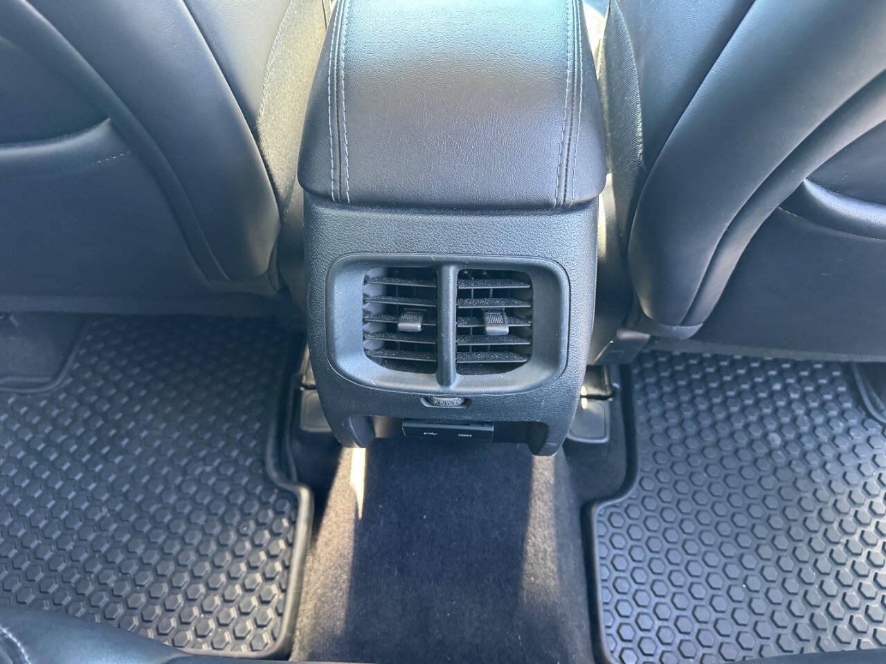 Used 2019 Jeep Cherokee Latitude Plus w/ Cold Weather Group AWD/4WD image 15