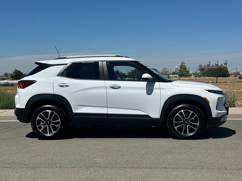 Used 2024 Chevrolet TrailBlazer LT w/ LT Cold Weather Package image 3