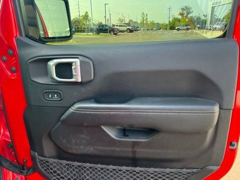 Used 2018 Jeep Wrangler Unlimited Sahara AWD/4WD image 11