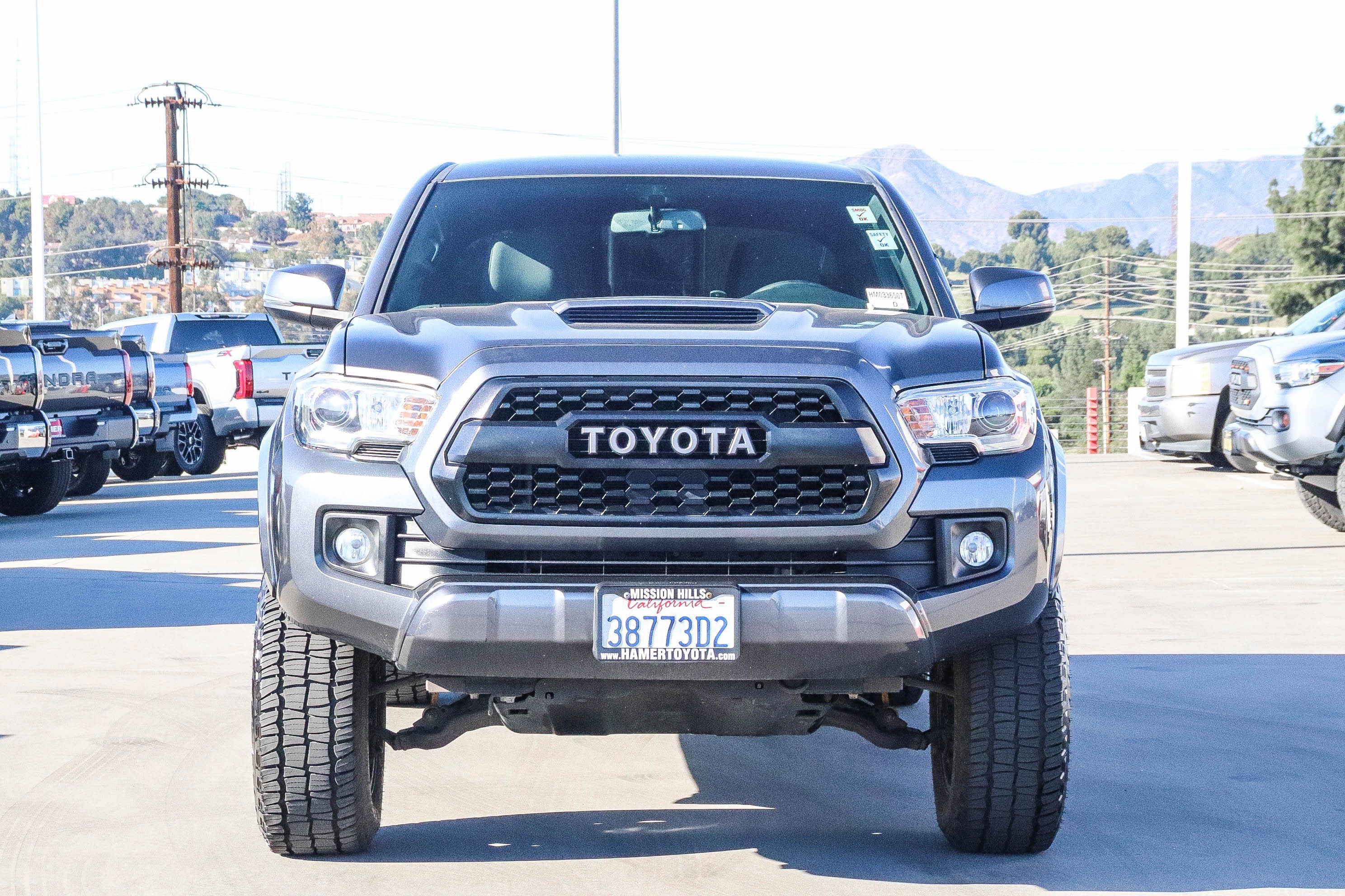 Used 2017 Toyota Tacoma TRD Sport w/ Tow Package RWD image 2