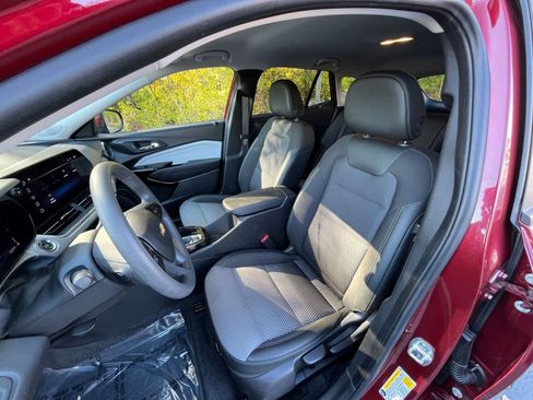 Used 2025 Chevrolet Trax LT image 32