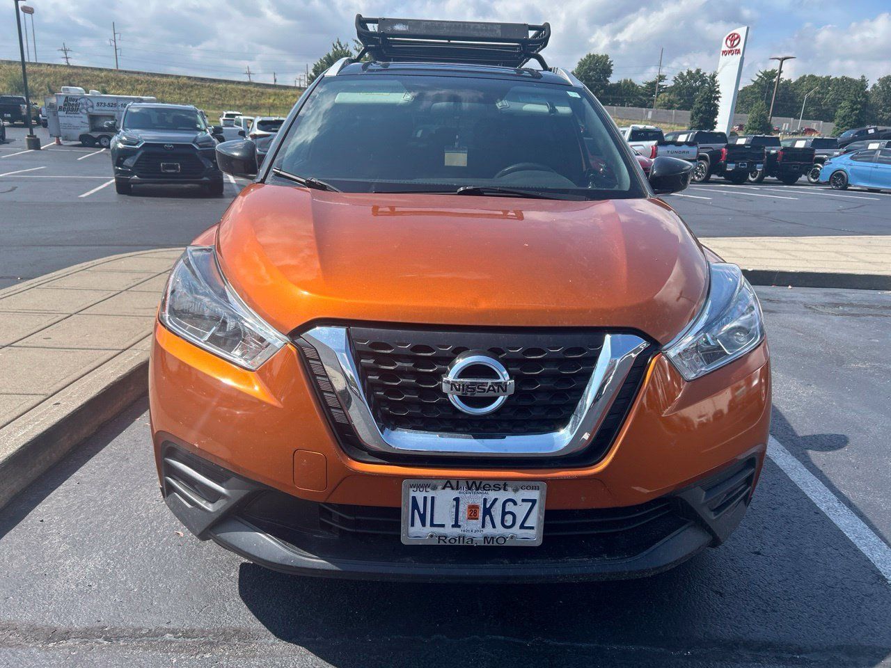Used 2018 Nissan Kicks SV w/ Exterior Package FWD image 2